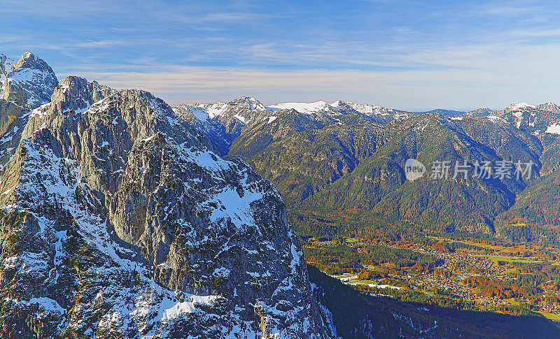 在积雪覆盖的阿尔卑斯山上，田园诗般的绿色山谷景观从山顶，雄伟的巴伐利亚阿尔卑斯，戏剧性的巴伐利亚德国雪山全景，Garmisch Partenkirchen，德国